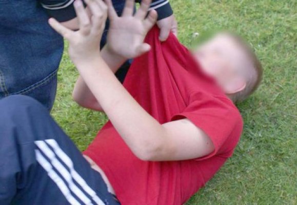 Un copil de clasa I, violat de un coleg mai mare, în WC-ul şcolii din Rasova
